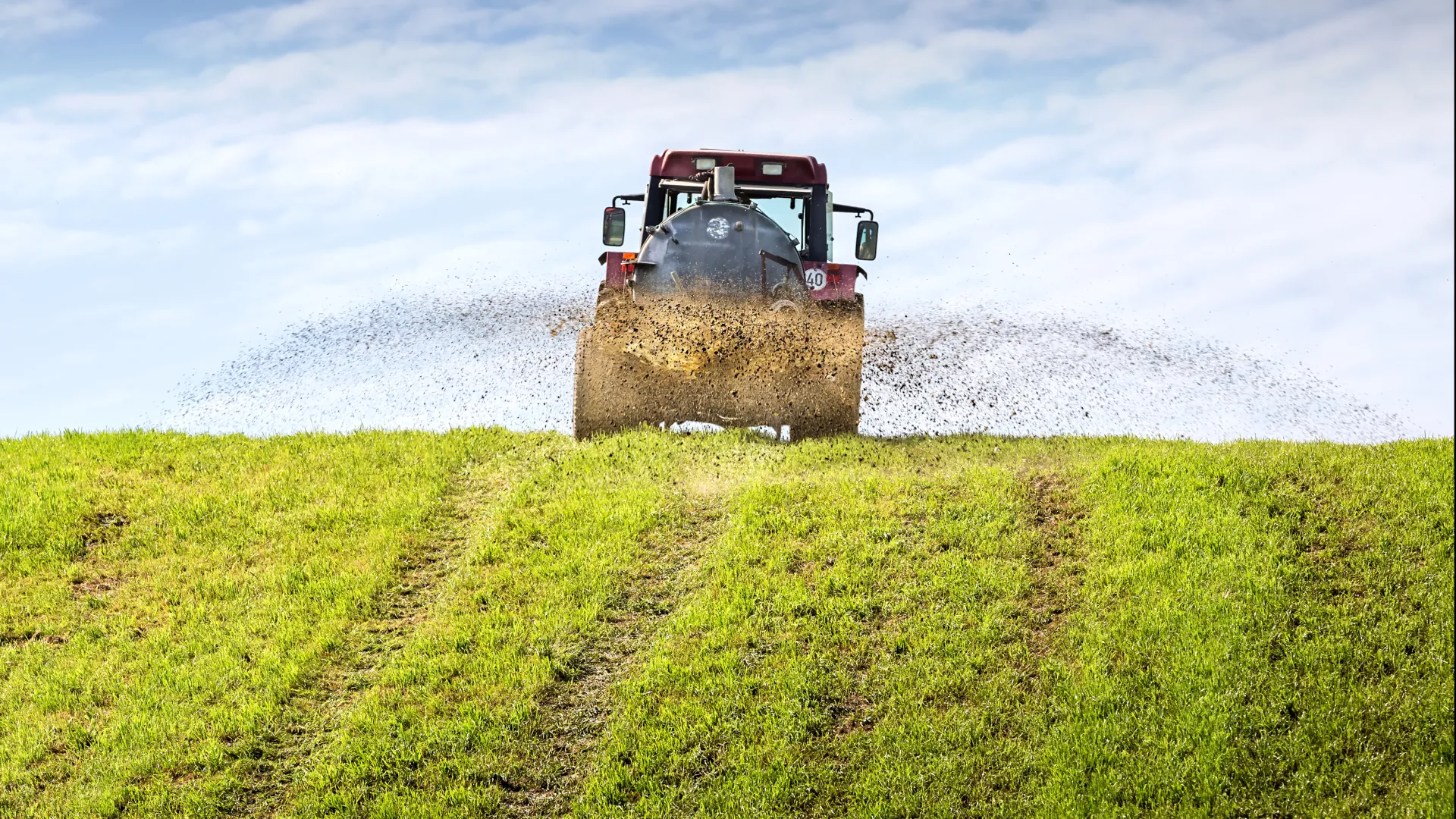 Traktor mit Jauchewagen